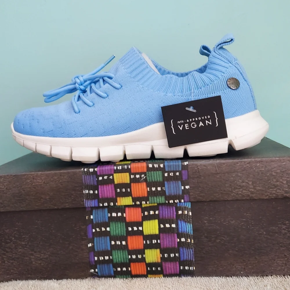 Bernie Mev Plush Blue & Cream Memory Foam Vegan Sneakers Women's Size 6 & 10 NWT - Picture 3 of 12